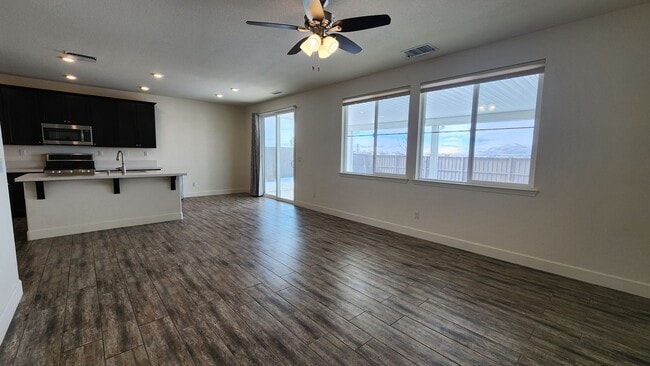 Building Photo - Spacious Two Story Home in Spanish Springs
