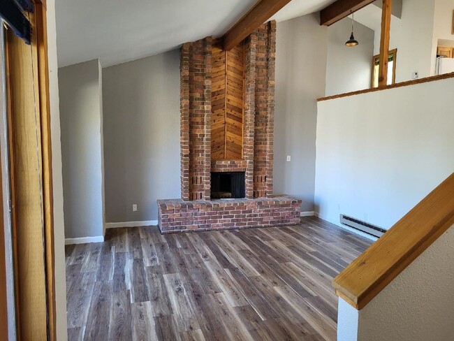 Building Photo - 4 Bedroom in desirable South Bozeman