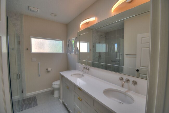 Building Photo - Tanoan Living at its BEST