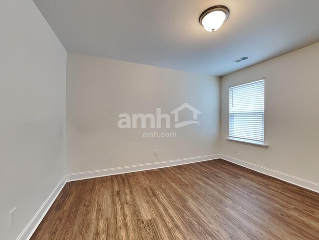 Building Photo - 526 Lateleaf Dr