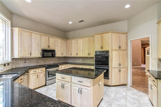 Building Photo - 1113 Shady Oaks Cir