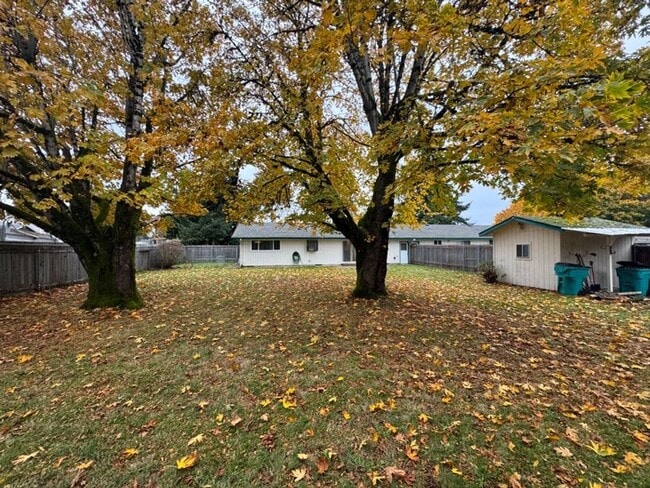 Building Photo - Large 2 bedroom duplex