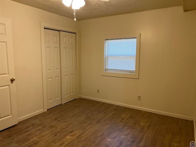 Building Photo - **Available Immediately** 4 bedroom / 1 bath home located near Washburn University