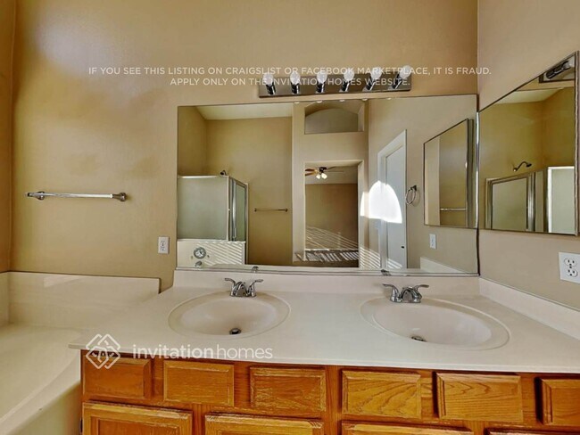 Building Photo - 1032 N Hudson Pl