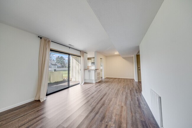 Building Photo - 2 bedroom 1 Bathroom Condo-