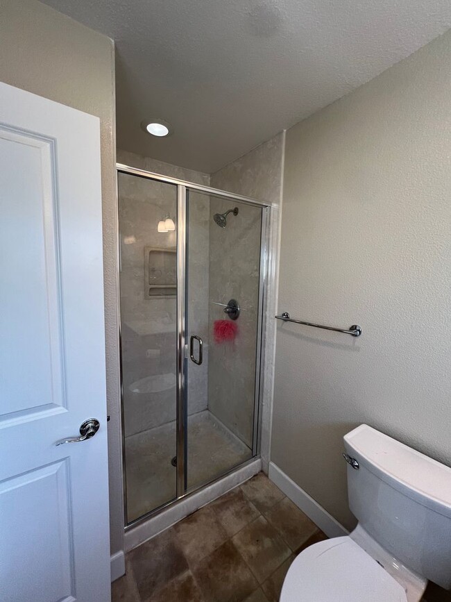 Building Photo - Renovated 4 Bedroom 2 Bathroom with Beauti...