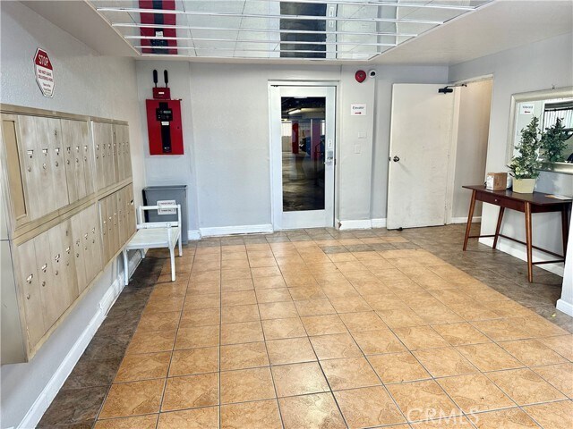 Building Photo - 1052 S Mariposa Ave