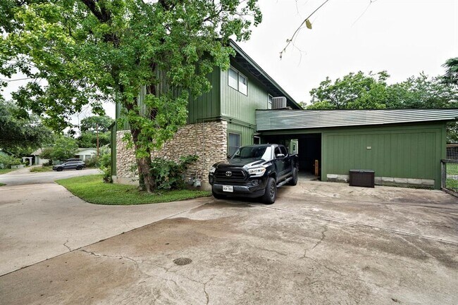 Building Photo - 903 Aurora Cir