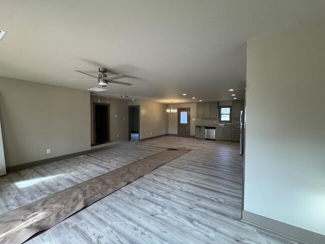 Building Photo - 118 Dobbins Cir