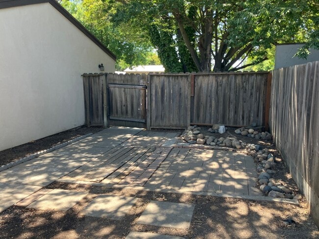 Building Photo - 2025 Wylie Dr