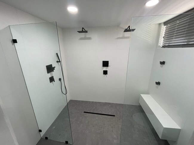 Two person shower. Amazing !!! - 1412 N Crescent Heights Blvd