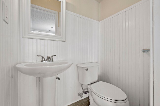 Building Photo - Gorgeous 4 bed/2.5 bath two story home in ...