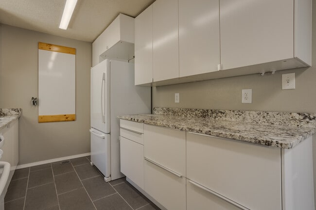 Building Photo - 6805 La Casa Bonita NE