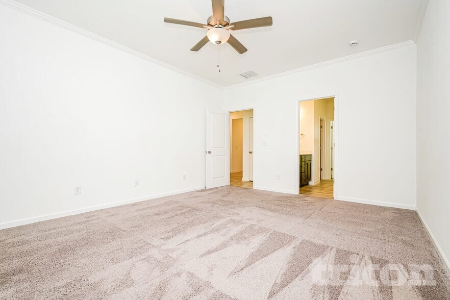 Building Photo - 153 Everett Sq