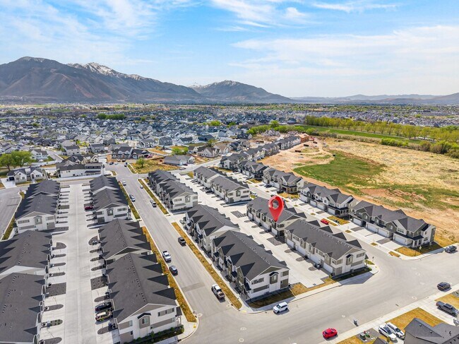 Building Photo - 3 Bed / 3.5 Bath Townhome in Mapleton – Modern, Spacious & Well-Located