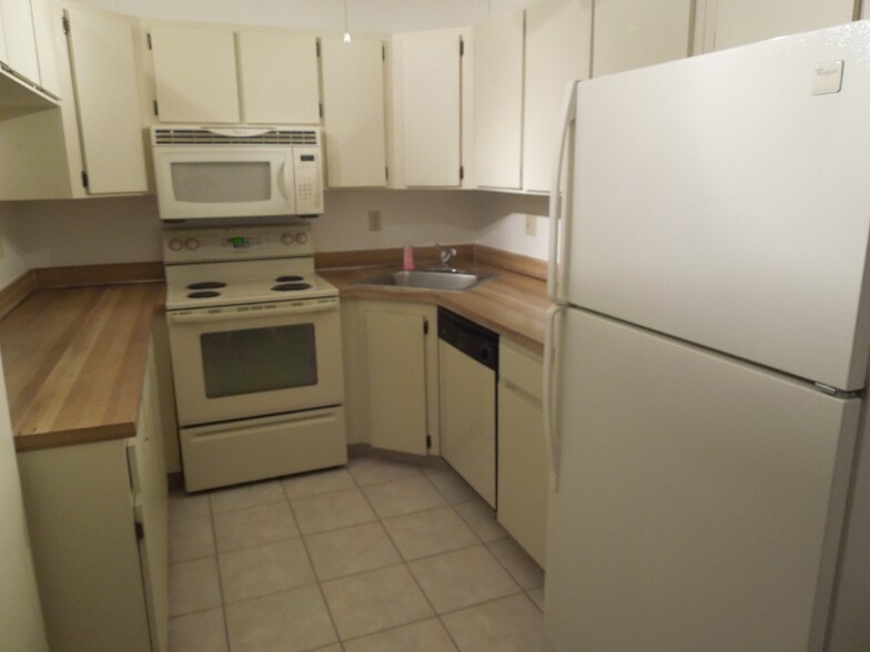 Building Photo - 2699 Pine Ridge Way E