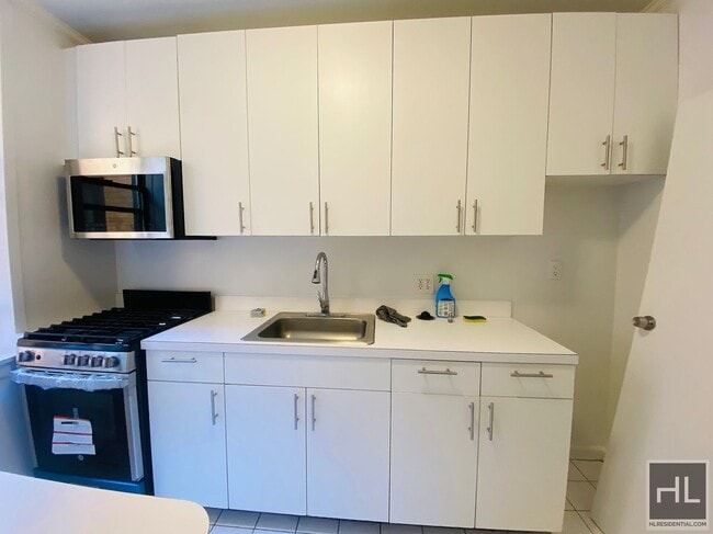 Building Photo - 305 W 45th St