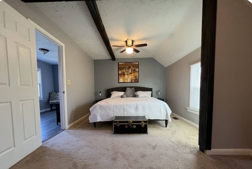 king bed in master - 3712 Hyde Ave