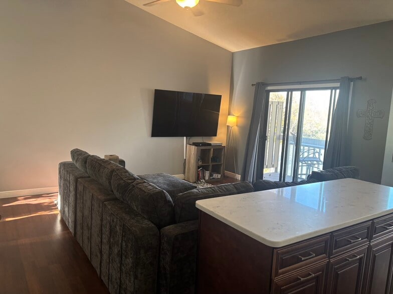 Building Photo - 5 Round Lake Trl