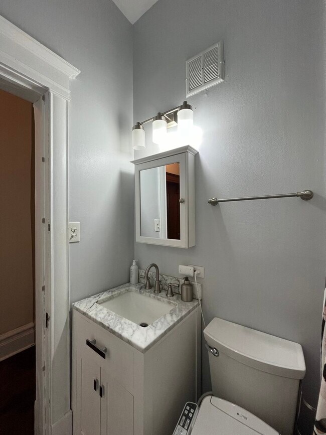 Building Photo - 1359 E 57th St