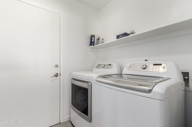 Building Photo - 5302 E Blanche Dr