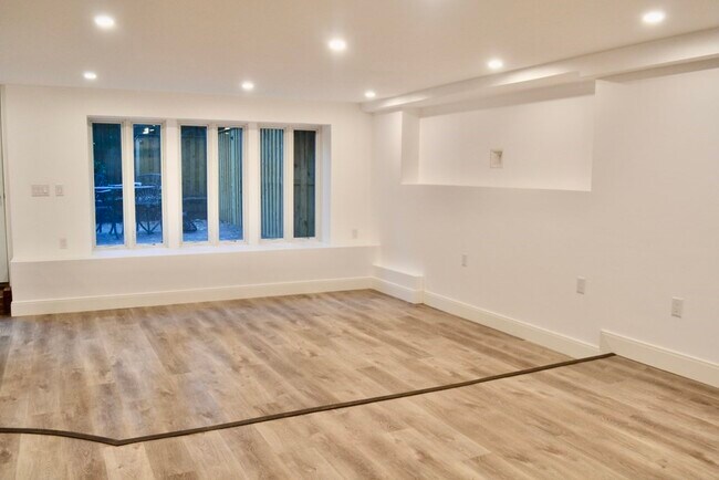 Building Photo - 322 Lowell St