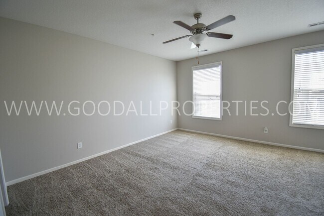 Building Photo - 2 Bedroom 2.5 Bath end unit Townhome in West Des Moines with attached garage