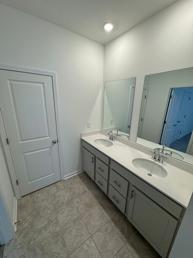 Building Photo - Beautiful 4 bed 3.5 Bath Home in Heart of Lawrenceville!