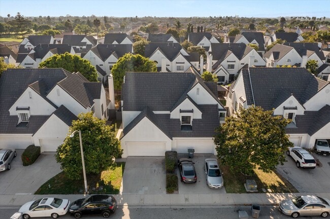 Building Photo - Large Renovated 3bed x 2.5bath Townhouse w...