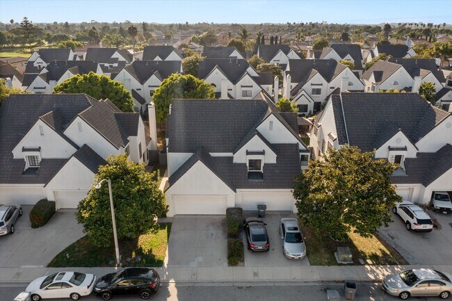 Building Photo - Large Renovated 3bed x 2.5bath Townhouse with Private Patio & 2-Car Garage