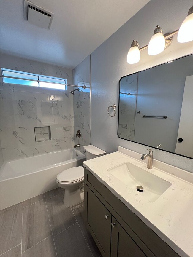 Building Photo - Beautiful 3 Bedroom / 2.5 Bath Town Home i...