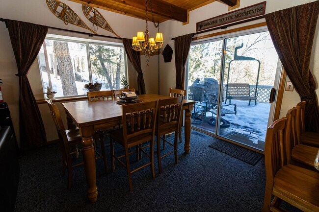 Building Photo - Spacious Three Bedroom located in Moonridge