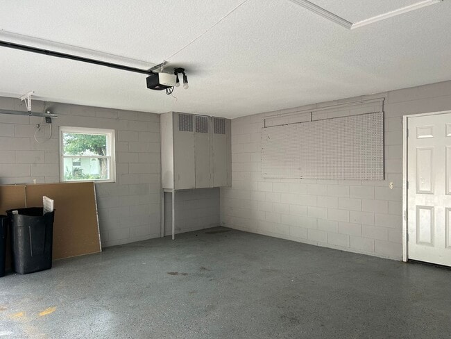 Building Photo - Water view - Pool home