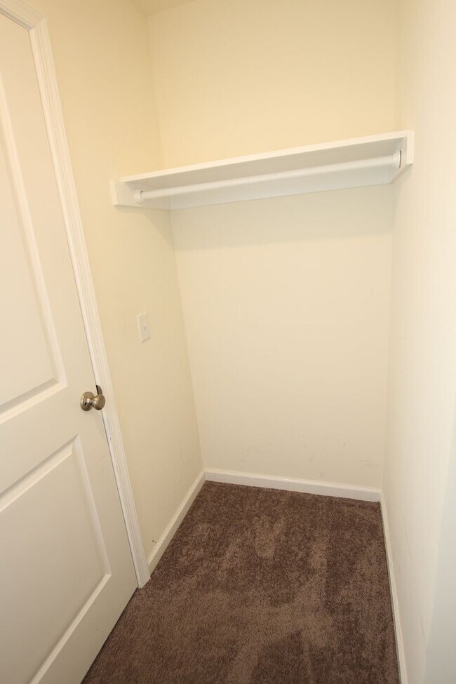 Building Photo - Modern Home for Immediate Occupancy – Avai...