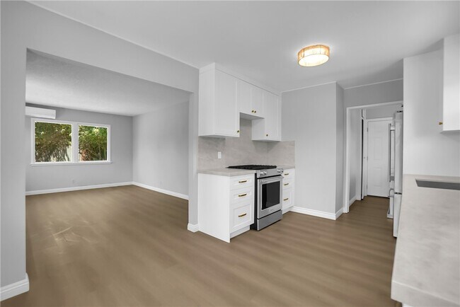 Building Photo - 325 W Le Roy Ave