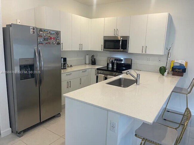 Building Photo - 728 SE 14th Ct