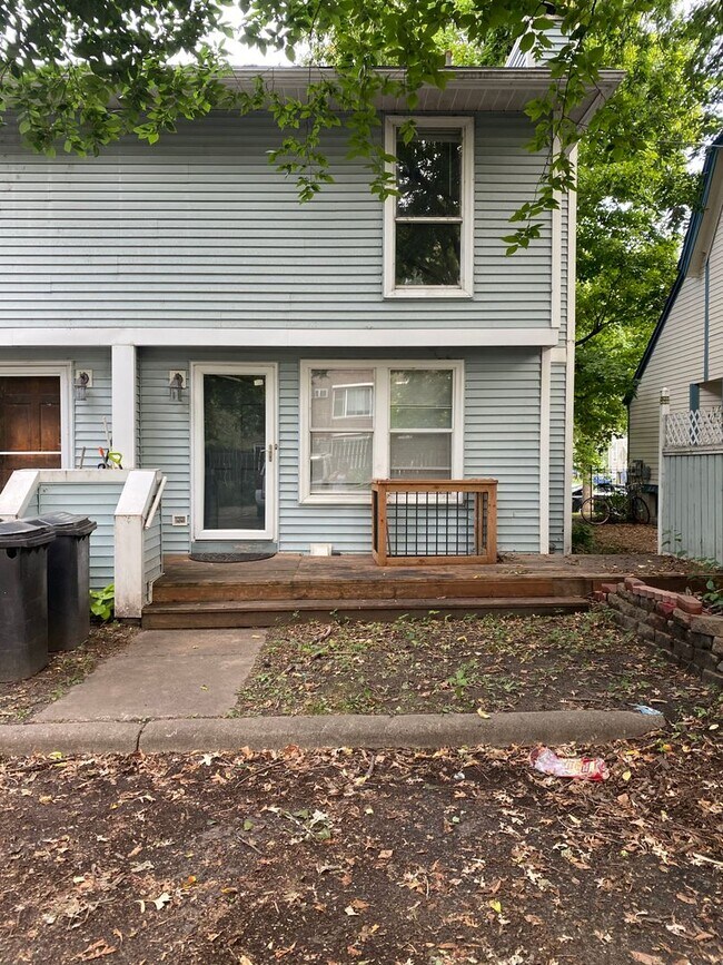 Building Photo - 3 Bedroom 2 Bath Close to the U of M Avail...