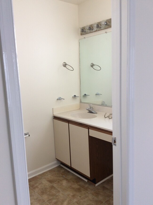Building Photo - Beautiful Condo Just 3 Blocks from Oceanfront!