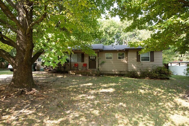 Building Photo - Great Location