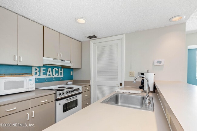 Building Photo - 630 Summer Pl