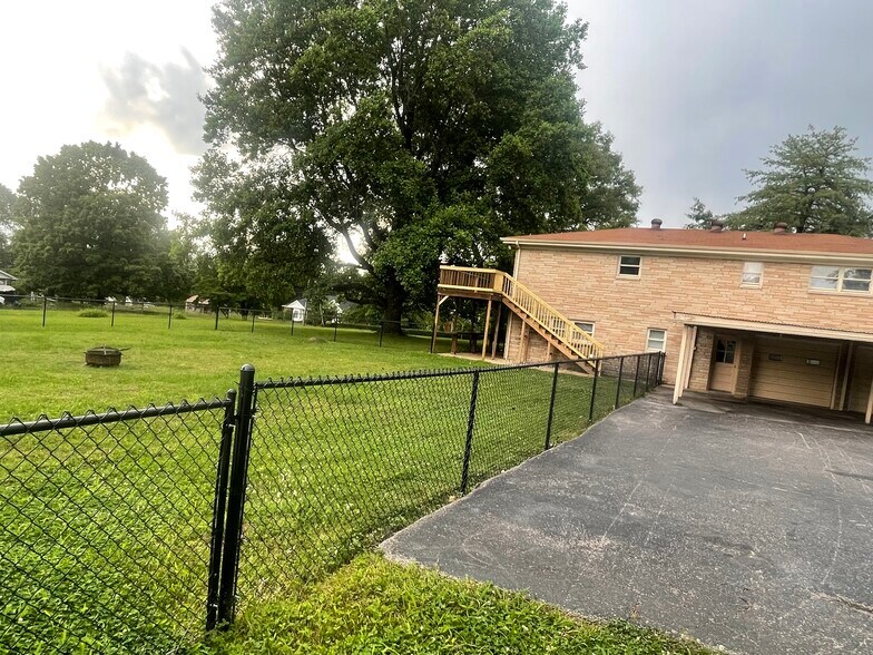4' High Chain Link Fenced in Back Yard - 5760 Saundersville Rd
