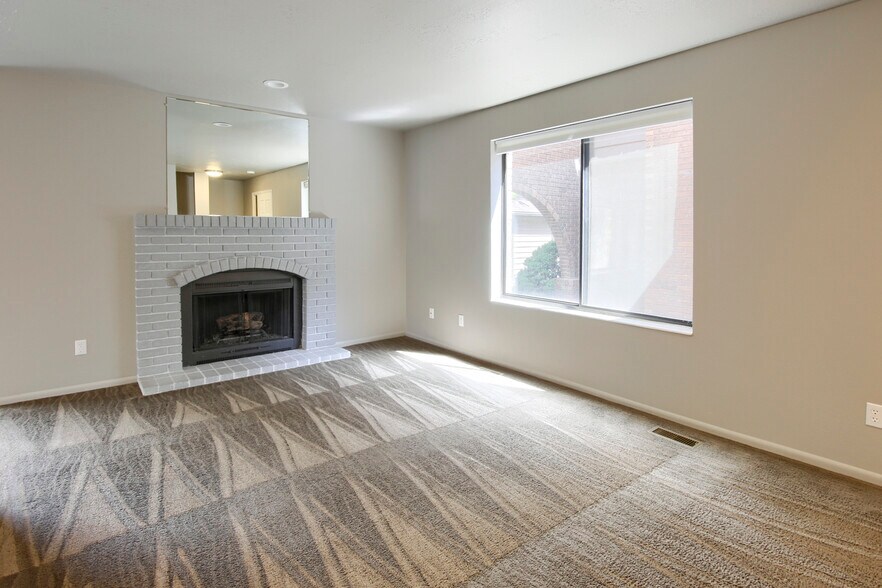 Building Photo - 1120 Canyon Rd