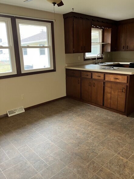 Building Photo - 1525 Commanche Ave