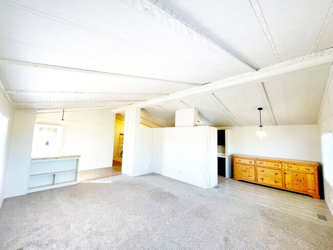 Vaulted Ceiling - 3512 Welchester Dr