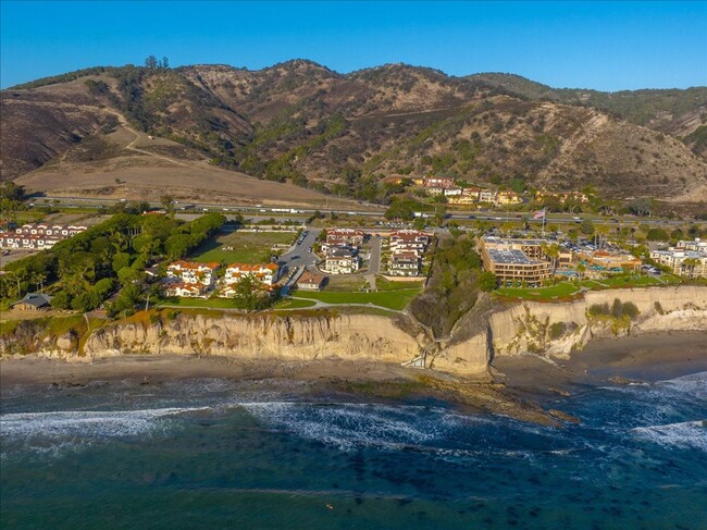 Building Photo - Furnished Townhome in Pismo Beach with Oce...