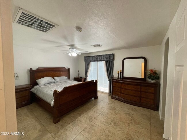 Building Photo - 1308 E Monroe St