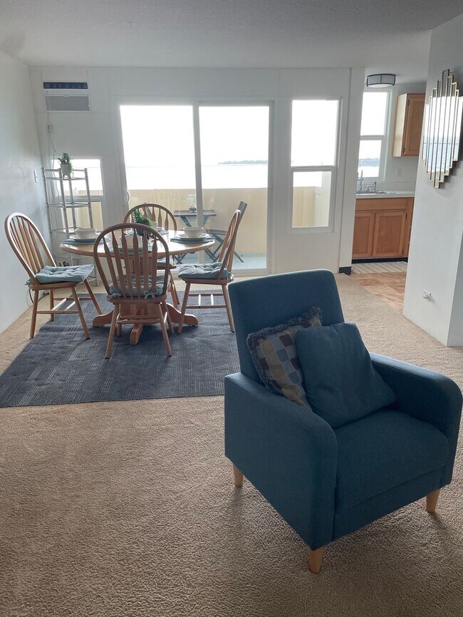 Building Photo - Beautiful Ocean View & Conveniently Located