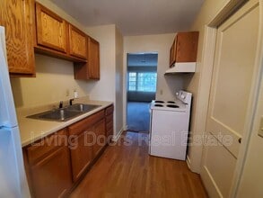 Building Photo - 323 S 47th St