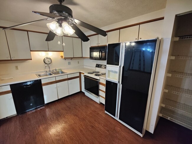 Building Photo - *Spacious & Conveniently Located 3BD/2.5BA Townhouse Available in Bethel Park*