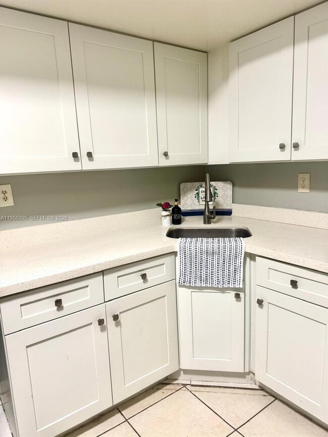 Building Photo - 5440 SW 38th Ct